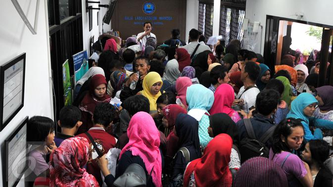 Antrian ratusan warga dan guru honorer saat hendak membuat surat keterangan bebas narkoba di Balai Laboratorium BNN Cawang, Jakarta, Senin (28/12/2015). (Liputan6.com/Yoppy Renato)