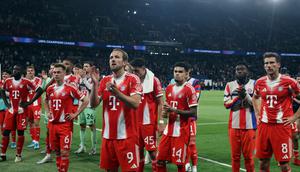 Skuad Bayern Munchen menghampiri suporter seusai laga melawan PSG di Parc des Princes pada semifinal leg 1 Liga Champions 2025/2026, Rabu (29/4/2026) dini hari WIB. (ALAIN JOCARD / AFP)