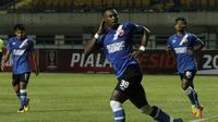 Striker PSM Makassar, Guy Junior, melakukan selebrasi usai mencetak gol ke gawang PSMS Medan pada laga Piala Presiden di Stadion GBLA, Bandung, Selasa (16/1/2018). PSMS Medan menang 2-1 atas PSM Makassar. (Bola.com/M Iqbal Ichsan)