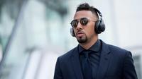 Bek Bayern Munchen, Jerome Boateng mengenakan kaca mata berjalan sebelum keberangkatan di bandara Munich, Jerman (2/4). Munchen akan bertanding melawan wakil Spanyol, Sevilla pada leg pertama perempatfinal Liga Champions. (Sven Hoppe/dpa via AP)