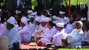 Ribuan umat Hindu dengan khidmat mengikuti prosesi Tawur Agung di Candi Prambanan, Klaten, Jateng, Jumat (16/3). Tawur Agung dilakukan sehari jelang Hari Raya Nyepi. (Liputan6.com/Gholib)