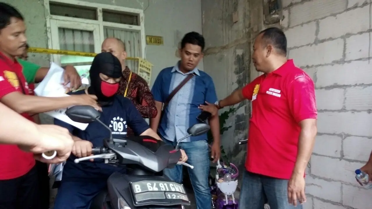 Rekonstruksi pembunuhan yang dilakukan suami terhadap istri dan dua anaknya digelar di tempat kejadian perkara, Graha Siena 1, Kabupaten Tangerang