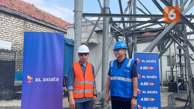 Direktur & Chief Technology Officer XL Axiata I Gede Darmayusa meninjau salah satu lokasi BTS di Desa Murtajih, Pademawu, Kabupaten Pamekasan bersama Group Head XL Axiata East Region Dodik Ariyanto (kiri)