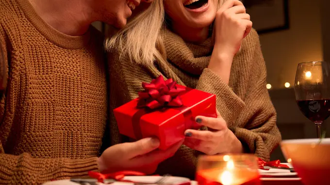 Ilustrasi pasangan memberikan hadiah