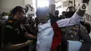 Terdakwa kasus obstruction of justice atau upaya untuk menghalang-halangi suatu proses hukum pada kasus pembunuhan Brigadir Nofriansyah Yosua Hutabarat atau Brigadir J, Hendra Kurniawan bersiap untuk menjalani sidang lanjutan dengan agenda pembacaan tuntutan oleh Jaksa Penuntut Umum di Pengadilan Negeri Jakarta Selatan, Jumat (27/1/2023). Mantan Karo Paminal Propam Polri tersebut dituntut 3 tahun penjara denda Rp 20 juta subsider 3 bulan kurungan penjara. (Liputan6.com/Johan Tallo)