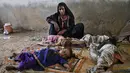 <p>Di Pakistan, badai diperkirakan akan menyerang pantai Provinsi Sindh. Pihak berwenang telah mengevakuasi 81.000 orang dari pantai tenggara dan mendirikan 75 kamp bantuan di sekolah-sekolah.</p>