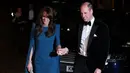 Saat memasuki acara tersebut, Kate dan William menunjukkan kemesraan yang jarang terjadi di depan umum dengan berpegangan tangan. (Daniel LEAL / AFP)