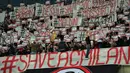 Suporter AC Milan memberikan dukungan pada laga serie A di  di San Siro, Senin (13/04/2015). AC Milan bermain imbang 1-1 dengan Sampdoria.  (AFP PHOTO /Giuseppe Cacace)