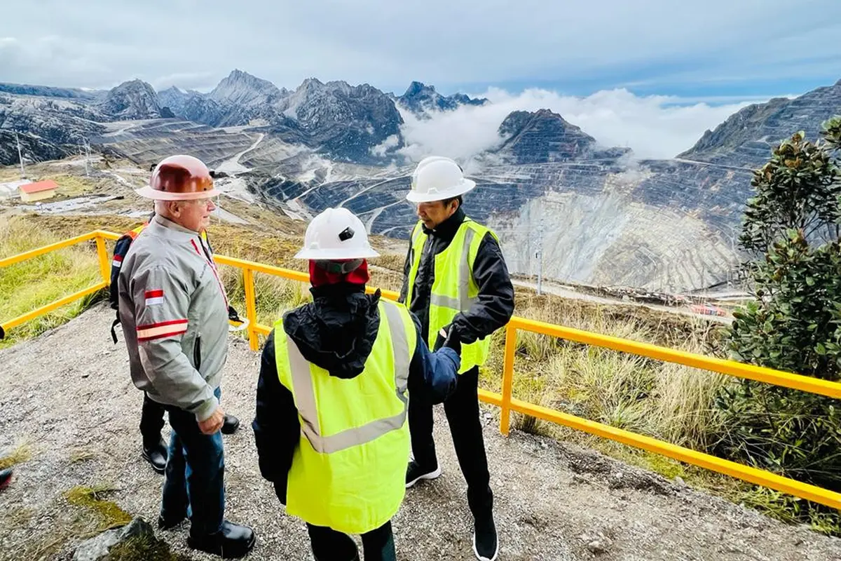 Presiden Joko Widodo atau Jokowi dan Ibu Negara Iriana tiba di Tambang Grasberg milik PT Freeport Indonesia (PTFI) di Distrik Tembagapura, Kabupaten Mimika Papua, Kamis (1/9/2022) pukul 08.15 WIT.