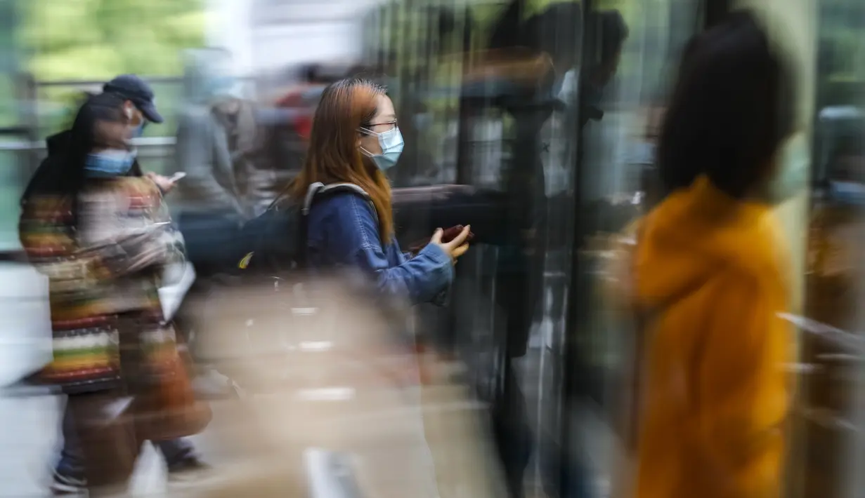 Para penumpang mengantre untuk menaiki metro jalur satu di Wuhan, Provinsi Hubei, China, Rabu (22/4/2020). Mulai 22 April 2020, semua transportasi umum di Wuhan kembali beroperasi seperti sediakala. (Xinhua/Shen Bohan)