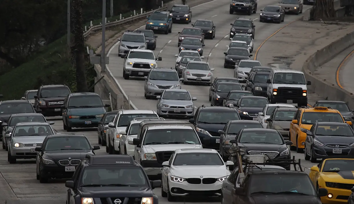 Berdasarkan data yang dirilis INRIX, pengguna kendaraan di Los Angeles menghabiskan rata-rata 104 jam dalam kemacetan sepanjang 2016, AS, Selasa (21/2). (AFP PHOTO/Justin Sullivan)