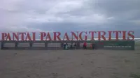 Pantai Parangtritis akan dihiasi oleh sebuah plang besar bertuliskan 'Pantai Parangtritis'