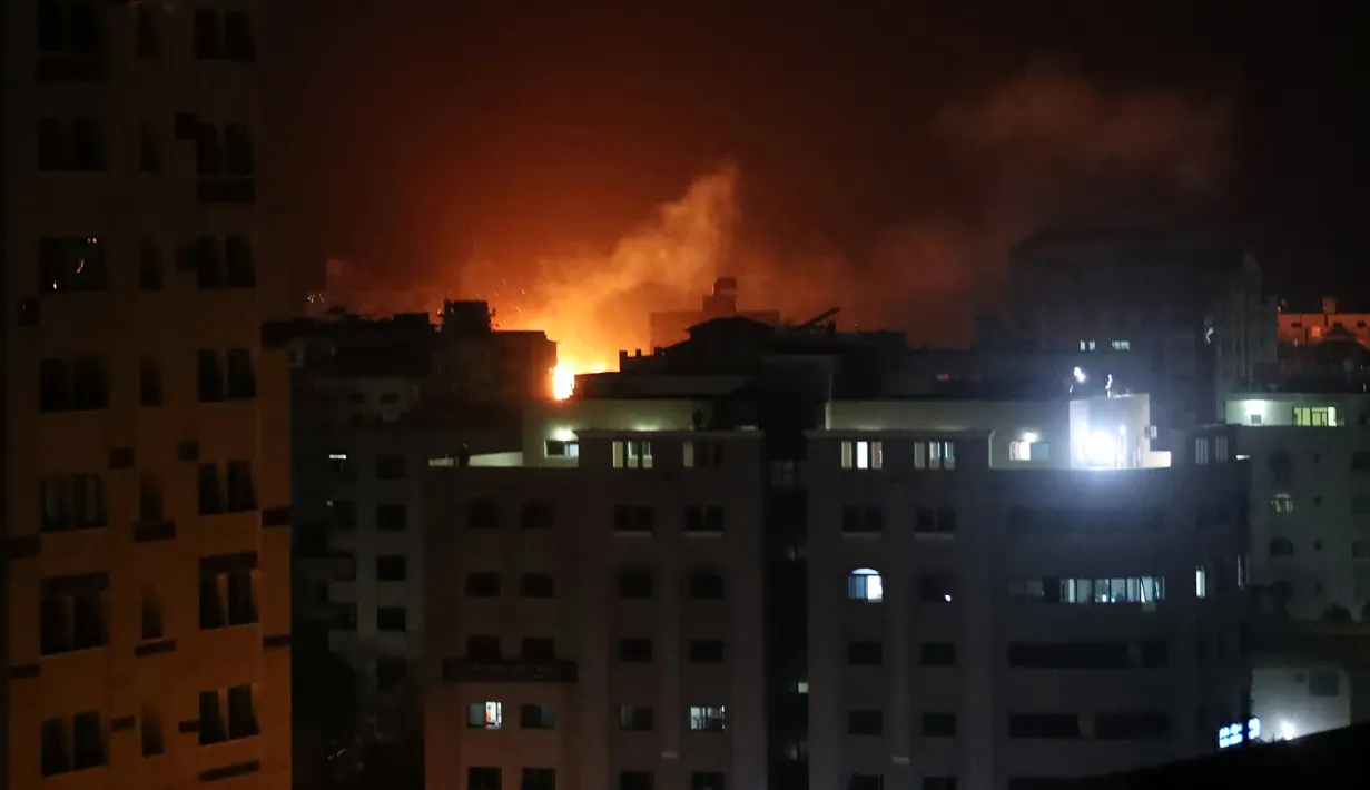 Ledakan akibat serangan udara Israel di Gaza City (25.3). Militer Israel melakukan serangan udara di Jalur Gaza sebagai balasan atas serangan roket yang mencederai tujuh penduduk di Tel Aviv utara. (Reuters/Mohammed Ajour)