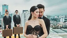 Pasangan selebriti, Syahnaz Sadiqah dan Jeje Govinda saat melakukan sesi pemotretan prewedding. Pasangan yang akan menikah pada 21 April 2018 ini tampil mesra dengan balutan busana serba hitam. (Instagram/riomotret)