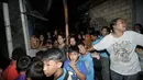 Puluhan warga terlihat mengerumuni rumah terduga teroris usai penggerebekan yang dilakukan Densus 88 Anti Teror Mabes Polri, Jakarta, Selasa (24/6/14). (Liputan6.com/Johan Tallo)