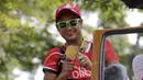 Tontowi Ahmad memamerkan medali emas Olimpiade Rio 2016 di tengah kemeriahan penyambutan kirab bersama Liliyana Natsir di kota Kudus, Kamis (1/9/2016). (Bola.com/Arief Bagus).