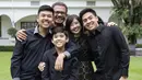 Selain saat santai, mereka juga memperlihatkan kekompakan ketika menghadiri acara formal. Balutan busana berwarna hitam kerap mereka kenakan. Jerome bersama ayah, kakak, dan adiknya mengenakan kemeja hitam. Sang Ibunda mengenakan dress dengan warna senada. (Liputan6.com/IG/@jeromepolin)