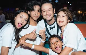 Potret keluarga Dwi Sasono dan Widi Mulia. [Foto: Instagram/widuri.puteri]