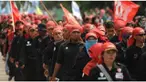  Jutaan buruh yang tergabung dalam Komite Aksi Upah (KAU) hari ini, Selasa (24/11/2015) melakukan mogok nasional di sejumlah daerah. Aksi mogok ini rencananya akan berlangsung mulai 24 hingga 27 November 2015.