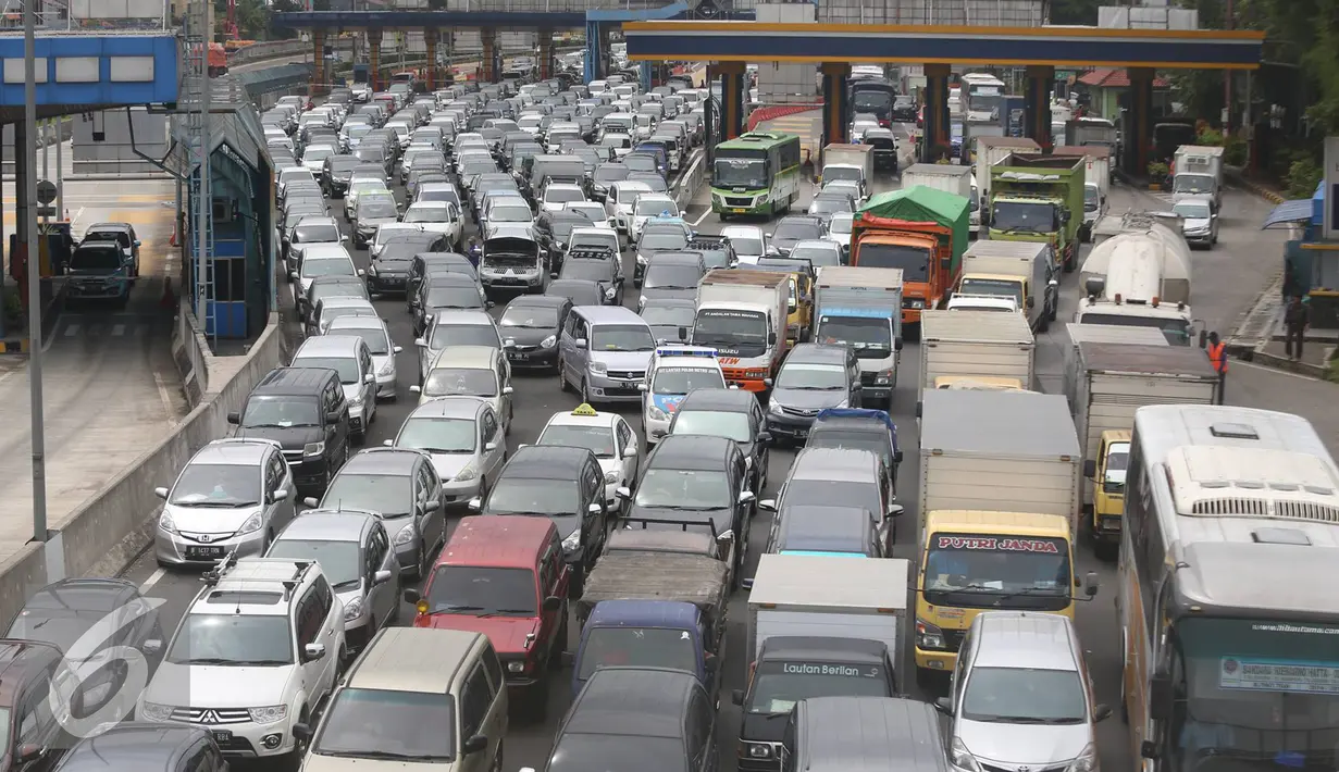 Kemacetan yang mengular di Tol Jagorawi, Jakarta, Selasa (29/11). Untuk mengurangi kepadatan, PT Jasa Marga (Persero) Tbk akan memberlakukan sistem transaksi terbuka di Jalan Tol Jagorawi mulai Juni 2017 mendatang. (Liputan6.com/Immanuel Antonius)