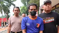 Opan Sopandi (46), tersangka pencabulan belasan anak di Kabupaten Purwakarta saat digiring oleh petugas kepolisian. Foto (Istimewa)
