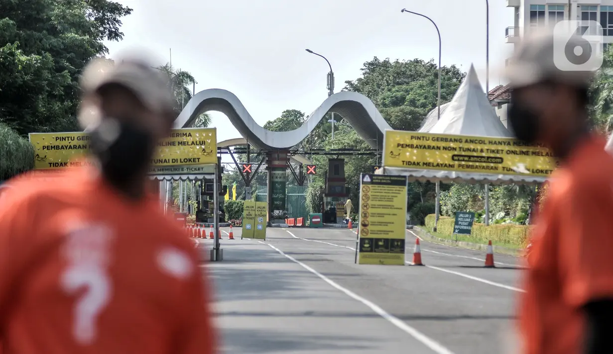Suasana di salah satu pintu masuk saat penutupan sementara Taman Impian Jaya Ancol, Jakarta, Minggu (16/5/2021). Pemprov DKI Jakarta melalui Dinas Pariwisata dan Ekonomi Kreatif menutup sementara wisata Ancol pada 16-17 Mei 2021. (merdeka.com/Iqbal S. Nugroho)