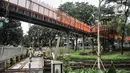 Pekerja menyelesaikan pembangunan Tebet Eco Garden di Jakarta Selatan, Kamis (3/3/2022). Pembangunan Tebet Eco Garden masuk proses finishing dan akan memiliki fasilitas jembatan penghubung, area bermain anak, community garden, thematic garden, dan sarana olahraga. (merdeka.com/Iqbal S. Nugroho)
