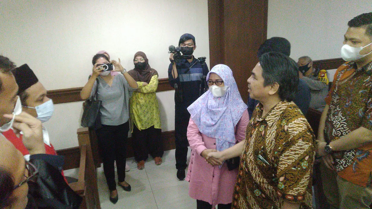 Lia, ibu dari terdakwa Al Fikri Hidayatullah bersama dengan Ade Aramando