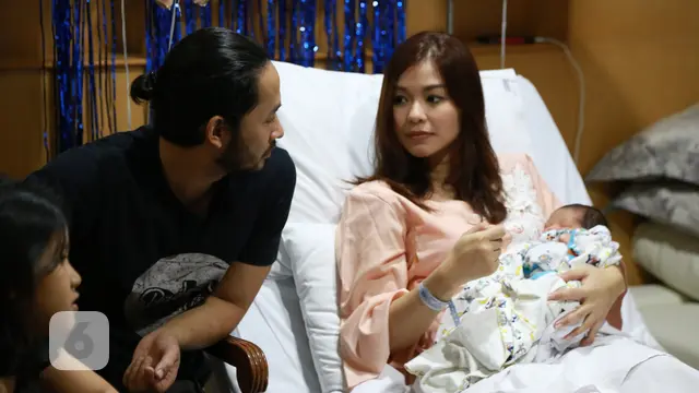 [Bintang] Istri Lahirkan Anak Ketiga, Uki NOAH Mengaku Tegang