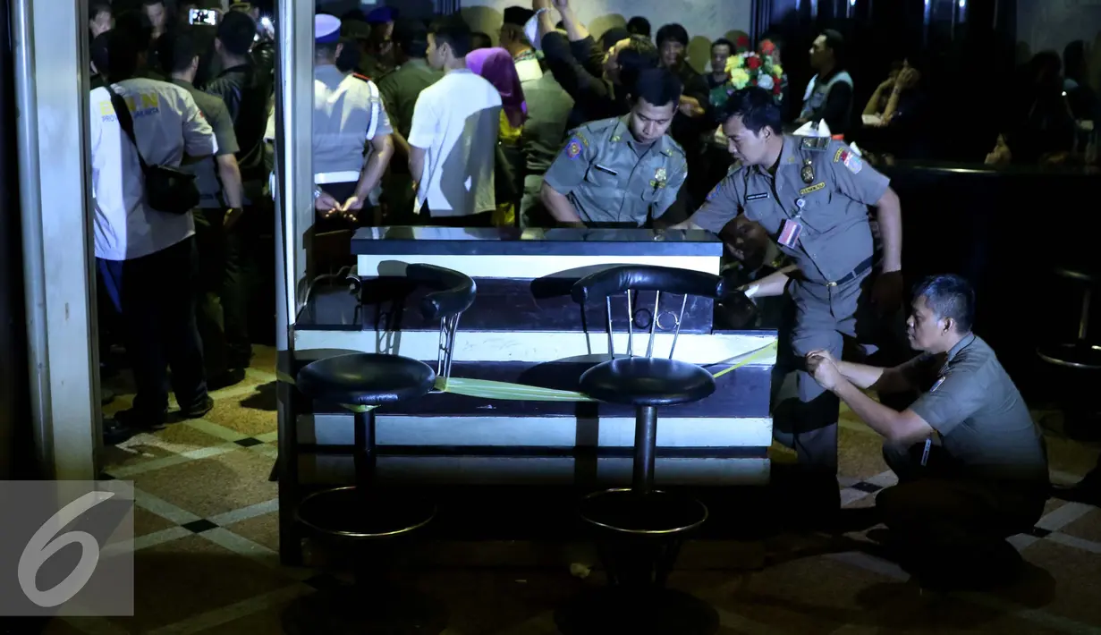Anggota Satpol PP menyegel tempat hiburan malam Mille"s di kawasan Mangga Besar, Jakarta, Kamis (13/10). Pemprov DKI menutup tempat hiburan malam tersebut karena diduga menjadi tempat peredaran narkoba. (Liputan6.com/Gempur M Surya)