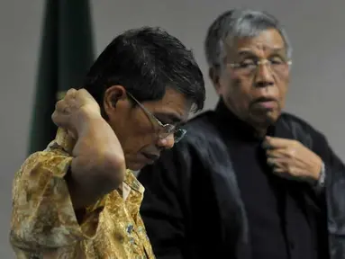 Terdakwa kasus dugaan penghilangan pasal korupsi Gayus Tambunan, Cirus Sinaga (kiri), mengikuti persidangan dengan agenda pembacaan pembelaan atau pledoi di Pengadilan Tipikor, Jakarta, Kamis (6/10).(Antara) 