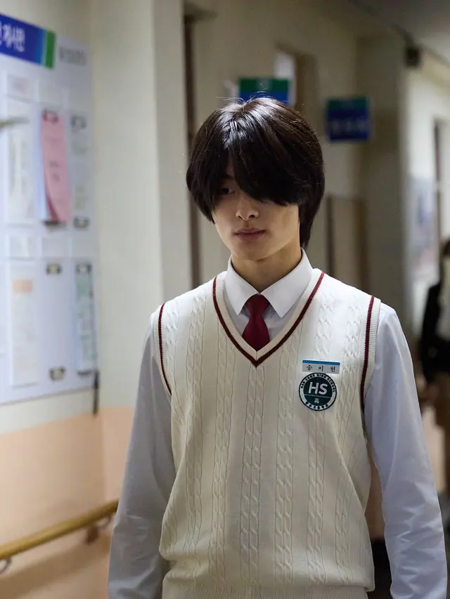 Yoon Chan Young dalam drakor High School Return of a Gangster. (TVING via Soompi)