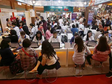 Pengunjung memadati Astindo Travel Fair 2018 untuk mendapatkan tiket liburan di JCC, Jakarta, Jumat (2/3). Kegiatan Travel Fair yang digelar pada 2-4 Maret 2018 menawarkan tiket promo dengan berbagai tujuan dalam dan luar negeri. (Liputan6.com)