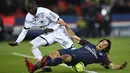 Pemain PSG, Edinson Cavani jatuh saat berebut bola dengan pemain Dijon, Cedric Yambere pada laga Ligue 1 di Parc des Princes stadium, Paris, (17/1/2018). PSG menang telak 8-0. (AFP/Christophe Simon)