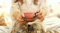 Secangkir teh jahe atau madu hangat juga bisa membantu mengatasi tenggorokan yang iritasi dan gatal. Madu bisa melapisi dinding tenggorokan, dan mencegah terjadinya iritasi. (huffingtonpost.com)