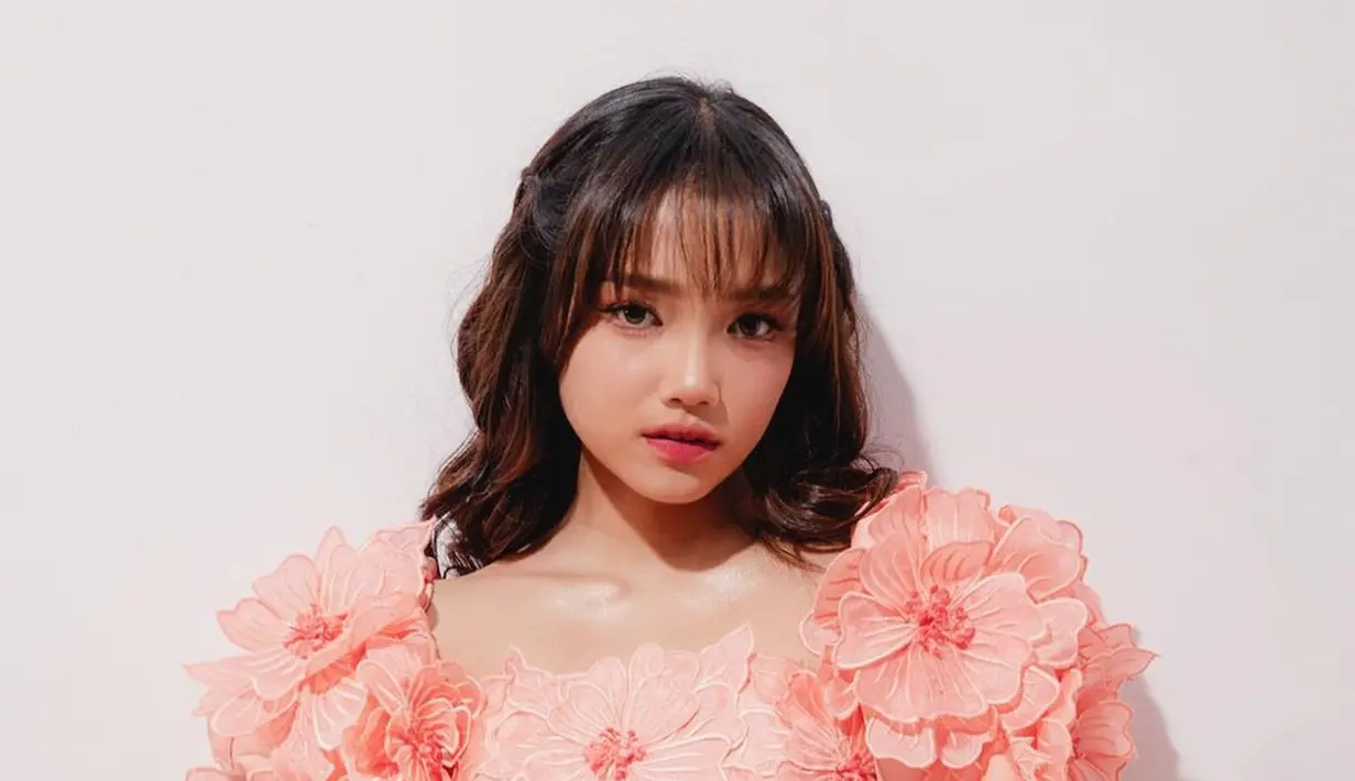 <p>Dress one tone itu ditutup dengan list tulle yang manis di bagian bawah [@fuji_an]</p>