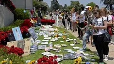 Para fans memperingati 5 tahun pasca kematian The King of Pop, Michael Jackson, Rabu (25/6/14) waktu setempat. (REUTERS/Kevork Djansezian)