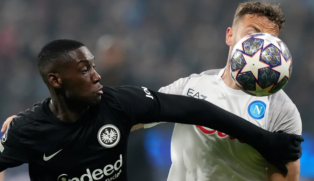 Pemain Eintracht Frankfurt Randal Kolo Muani (kiri) berduel memperebutkan bola dengan pemain Napoli Amir Rrahmani pada pertandingan sepak bola babak 16 besar Liga Champions di Deutsche Bank Arena, Frankfurt, Jerman, 21 Februari 2023. Napoli mengalahkan Eintracht Frankfurt dengan skor 2-0. (AP Photo/Michael Probst)