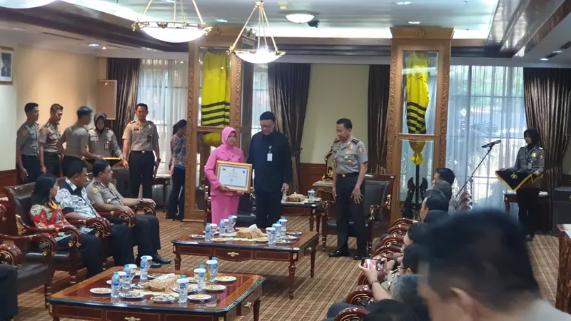 Medagri Tjahjo Kumolo memberikan penghargaan dan piagam kepada 22 anggota Polri yang gugur saat bertugas mengamankan Pemilu 2019. (Liputan6.com/Nanda Perdana Putra)