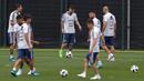 Para pemain Argentina melakukan oper-operan saat latihan di Pusat Pelatihan Joan Gamper, Barcelona, Sabtu (2/6/2018). Latihan ini merupakan persiapan jelang Piala Dunia 2018. (AFP/Lluis Gene)