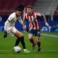 Penyerang Sevilla, Youssef En-Nesyri (kiri) bersaing dengan bek Atletico Madrid, Kieran Trippier dalam lanjutan Liga Spanyol 2020/2021  di Stadion Wanda Metropolitano, Madrid, Spanyol, Rabu (13/1/2021) dini hari WIB. Atletico Madrid membungkam Sevilla dengan skor 2-0. (PIERRE-PHILIPPE MARCOU/AFP)