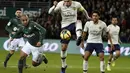 Aksi Thiago Silva pada laga lanjutan Ligue 1 yang berlangsung di stadion Geoffroy-Guichard, Loire, Senin (18/2). PSG menang 1-0 atas St-Etienne. (AFP/Philippe Kiasek)