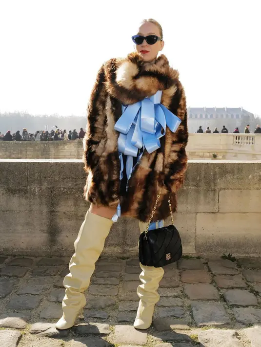 Chloë Sevigny tampil fashionable dengan fur dress dan knee-high boots. @loewe.