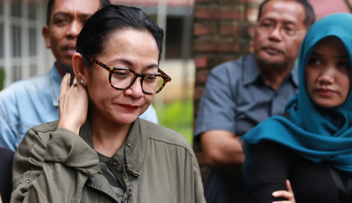 Setelah beberapa hari kemudian, kondisi Yon menurun. Anak-anaknya dan Cica terus membujuk Yon untuk dibawa ke rumah sakit. Tapi, Cica pasrah menghargai keputusan Yon tetap di rumah sampai menghembuskan napas terakhirnya. (Adrian Putra/Bintang.com)