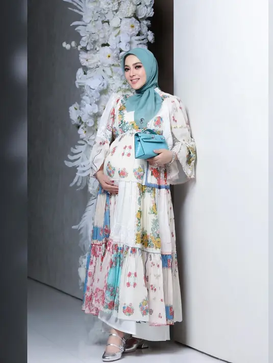 Tampilan segar Syahrini dalam balutan Zimmermann Tiered Floral Print Cotton Midi Dress warna Ivory seharga Rp20 jutaan yang dipadukan dengan hijab dan tas hermes warna biru tosca. [@princessyahrini]