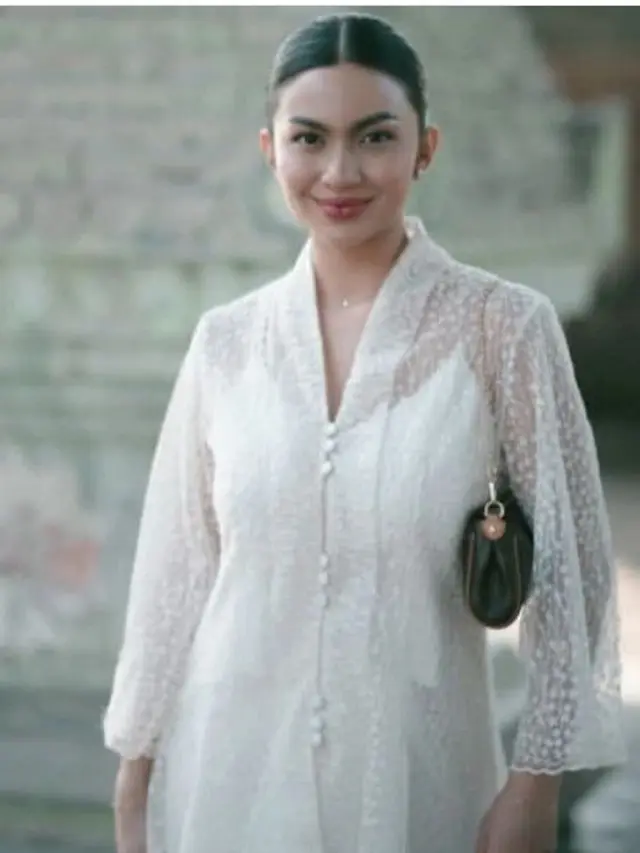 Ariel Tatum Hadir di Pernikahan Sahabat