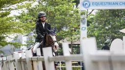 Atlet berkuda tim Equinara Horse Sports, Syadza Richella Amorifa beraksi pada nomor Show Jumping 50-70 cm saat ajang Solidarity Equestrian Challange 2022 yang berlangsung di Jakarta International Equestrian Park, Jakarta Timur, Minggu (30/01/2022). (Bola.com/Bagaskara Lazuardi)