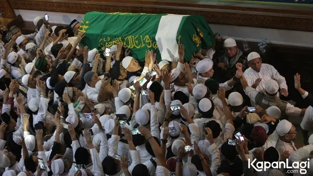 6 Potret Ribuan Jamaah Sambut Jenazah Ustaz Arifin Ilham di Masjid Az-Zikra Sentul