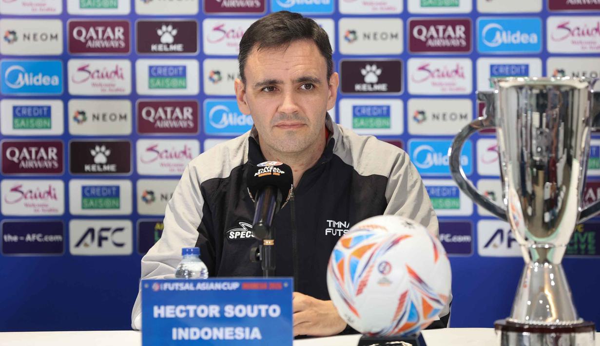 Sementara, timnas Futsal Indonesia yang sudah cetak sejarah dengan menembus babak final, memiliki hasrat kuat untuk meraih trofi pertama. Tampak dalam foto, pelatih Timnas Futsal Indonesia, Hector Souto, saat memberi keterangan terkait laga final Piala Asia 2026 di Indonesia Arena, Kompleks Gelora Bung Karno, Senayan, Jakarta, Jumat (6/2/2026). (Bola.com/M Iqbal Ichsan)