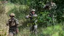 Prajurit Marinir Amerika Serikat (AS) mengamankan posisi saat latihan patroli sebagai bagian dari latihan militer bersama Super Garuda Shield di Bhumi Marinir Karangpilang, Surabaya, Selasa 27 Agustus 2024. (JUNI KRISWANTO/AFP)